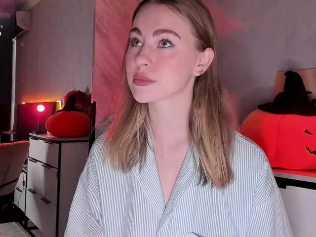 Join AlisaClark, she wants to masturbate for you AlisaClark from BongaCams