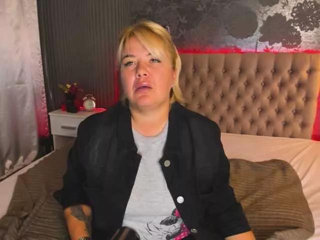 Offline CurlyDream on BongaCams