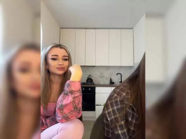 EmilyandMira on BongaCams 