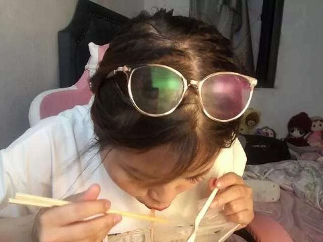 Offline Julia98 on BongaCams