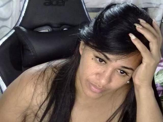 Letty33 on BongaCams 