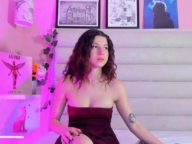 LolaMustaine on BongaCams 