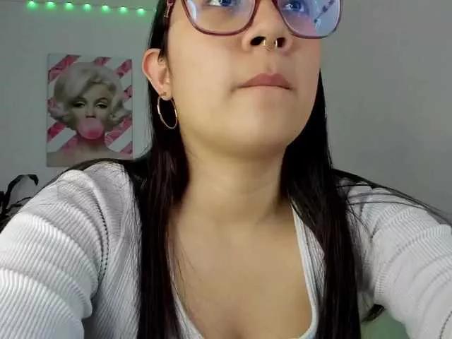 Freechat rouse-red on BongaCams