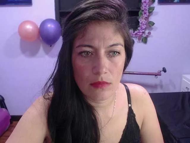 sara-squirtt on BongaCams 