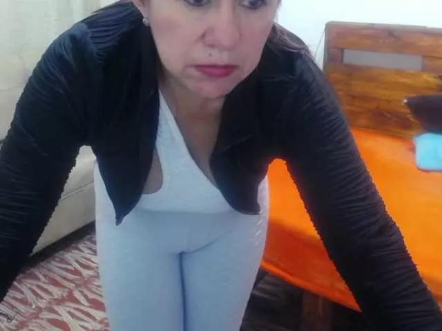 Offline Yeseniaa25 on BongaCams