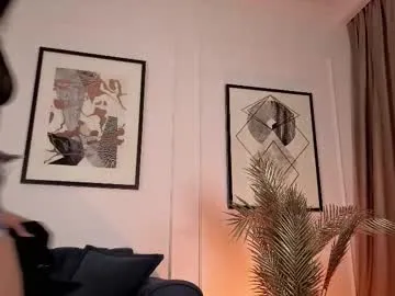 jessyluvx — Sweet face natural body and naughty booty // GOAL: Slow teasing [325 tokens left] #bigass #natural #new #italian #squirt