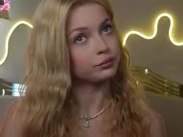 kelly_peachpiee on Chaturbate