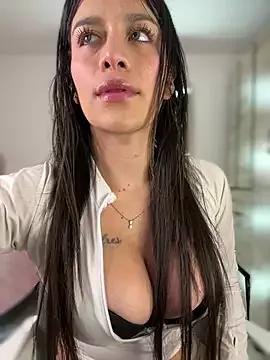 Emmily_19 on StripChat 