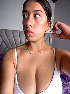 Enyeld_ruru on StripChat