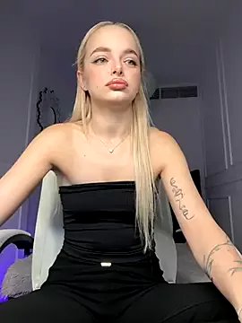 miss_blondiee on StripChat 