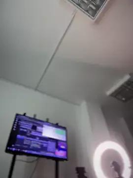 riri_brunnete on StripChat 