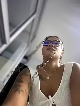 riri_brunnete on StripChat 